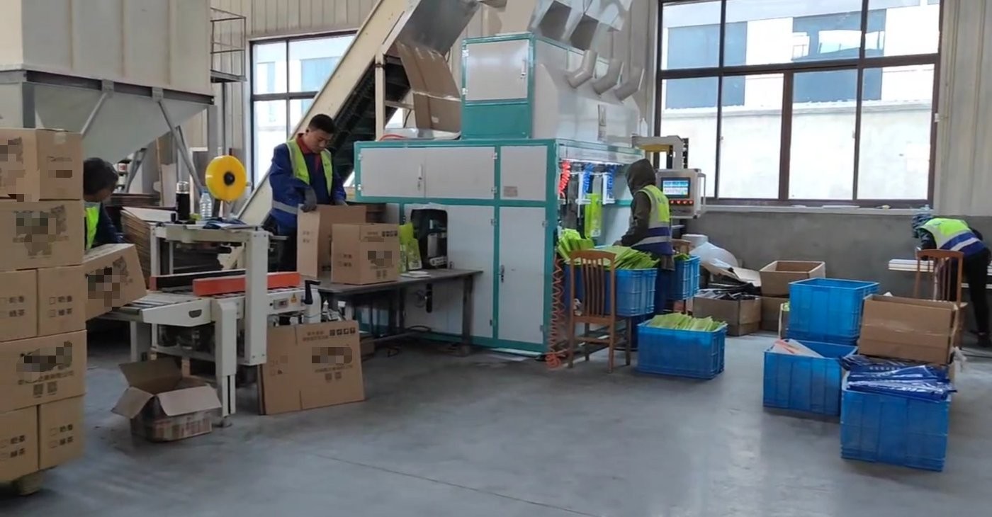Packaging line with multiple bag size options