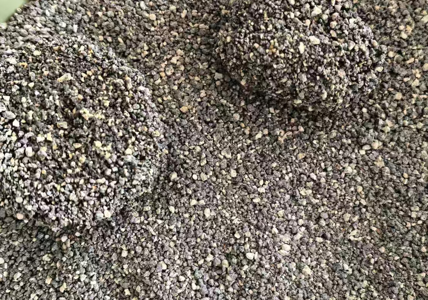 Bentonite cat litter granules