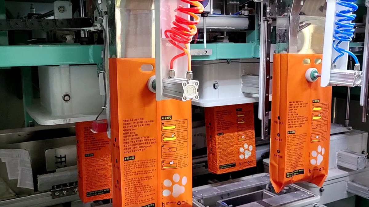 Automated packaging line filling custom-branded cat litter bags at Gormeet